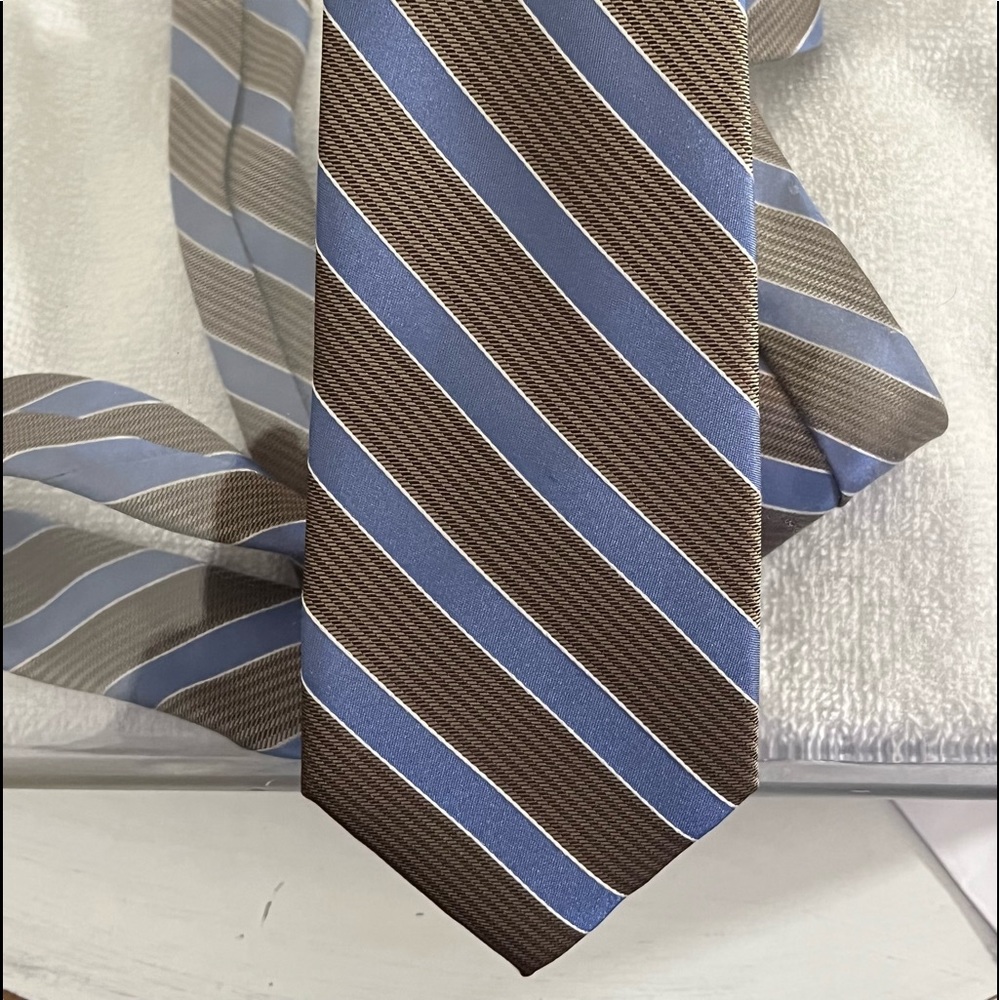 New condition mens Saddlebred striped tie. Tan with blue & white stripe.
